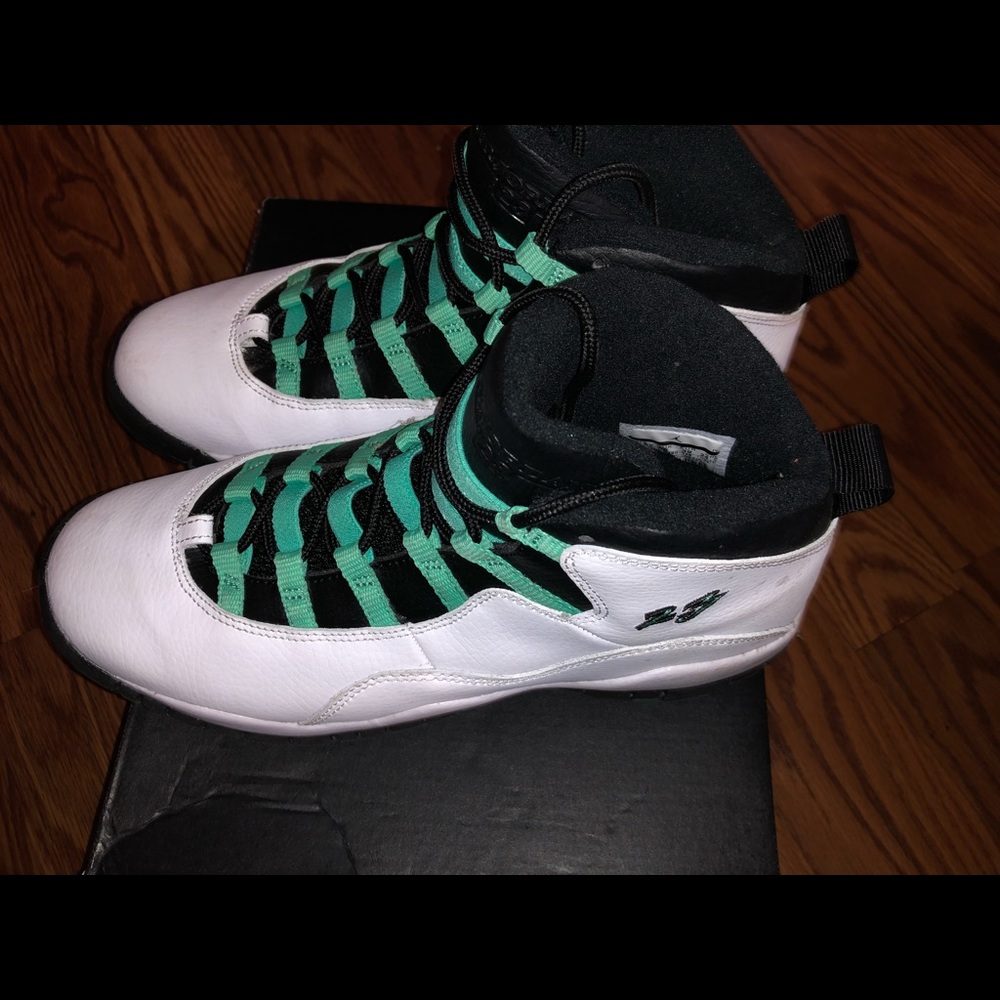 Like new Retro Jordan 10 SIZE 6.5 Y